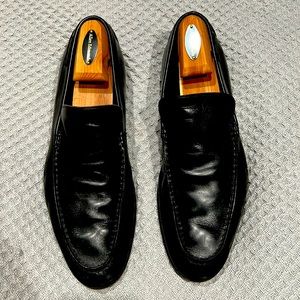 GUCCI men’s black leather loafers. Size 11.